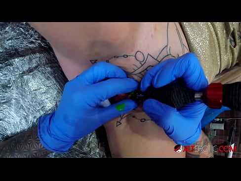 ❤️ Uiters getatoeëerde hottie Sully Savage het 'n tatoeëermerk op haar klitoris gekry Anale video by porn af.sexvideogif.ru ❌️
